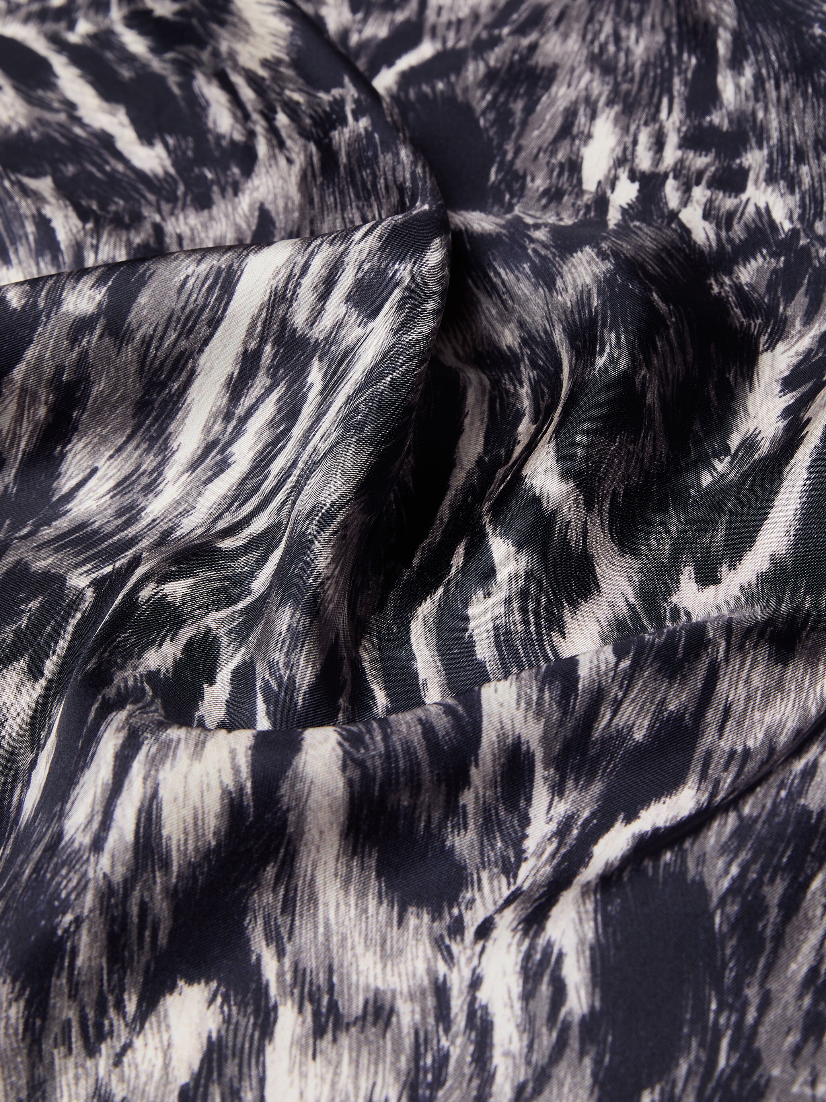 Square in silk with animal print